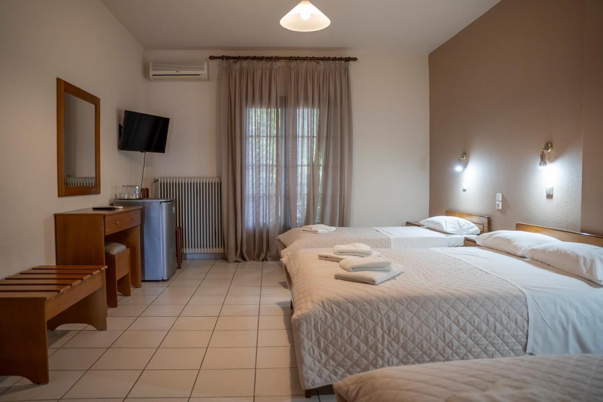Pineas Hotel Kalampáka Buitenkant foto
